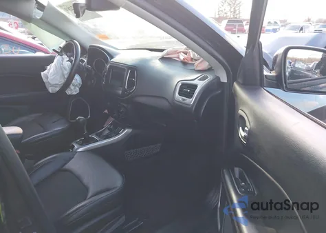 2018 Jeep Compass Latitude z USA, uszkodzony, nr VIN 3C4NJDBB1JT201628